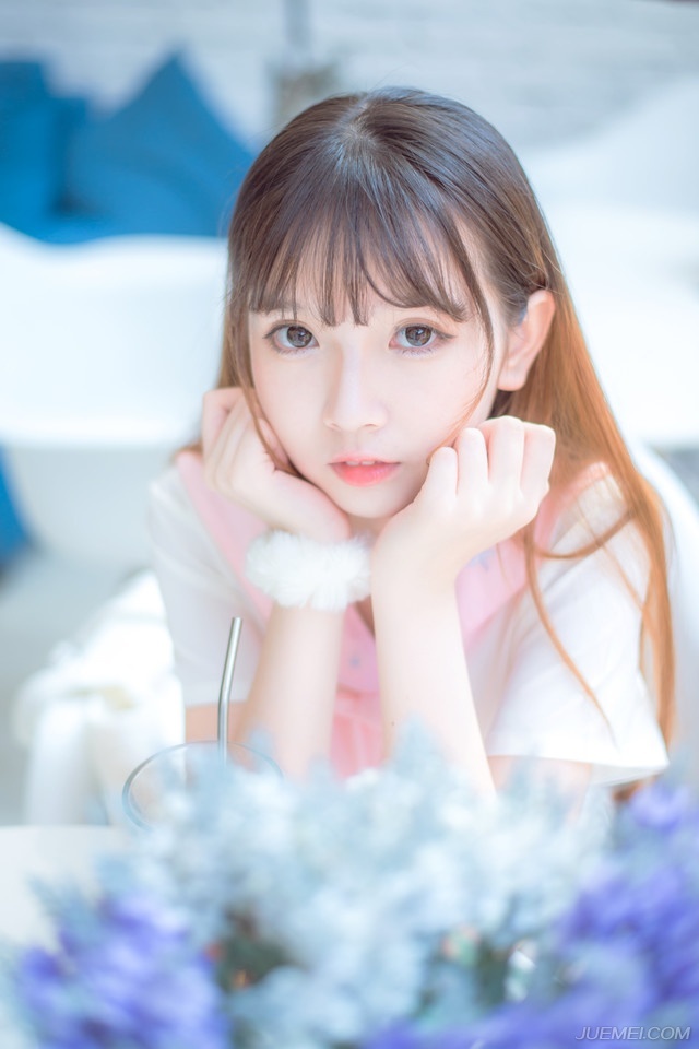 “若将军愿意，可愿随军出征，平定益州？”吕征微笑道，并未强迫，说话做事，虽有威仪，却不同于吕布，让人有种如沐春风之感。